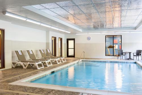 The swimming pool at or close to Comfort Suites Hartville-North Canton
