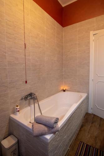 a bathroom with a bath tub in a room at Bully casa Vacanze in Spello