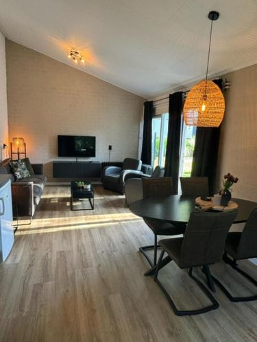 una sala de estar con una mesa y un sofá en Casa 3, en Simpelveld