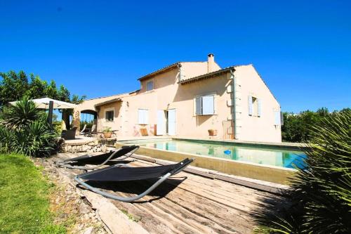 une maison avec piscine à côté d'une maison dans l'établissement Domaine de Malirel, à Cavaillon