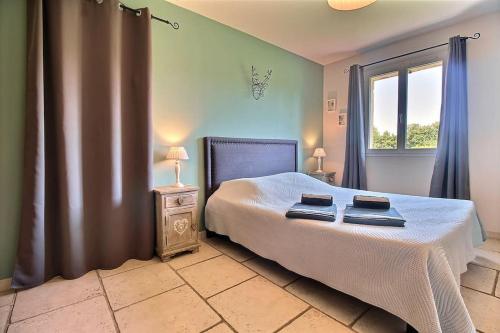 une chambre avec un lit avec deux serviettes dessus dans l'établissement Domaine de Malirel, à Cavaillon