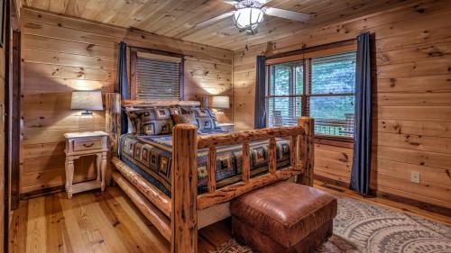 een slaapkamer met een bed in een blokhut bij Knotty By Nature in Blue Ridge