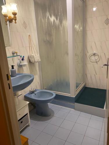 a bathroom with a shower and a toilet and a sink at Appart fréjussien en bord de mer in Fréjus
