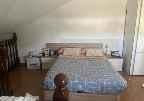 ein Schlafzimmer mit einem Bett mit einer blauen Bettdecke in der Unterkunft Chalet de ensueño in L'Eliana