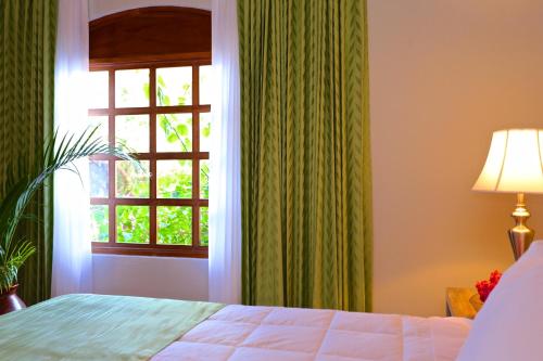 a bedroom with a bed and a window at Villa del Sueño in Playa Hermosa