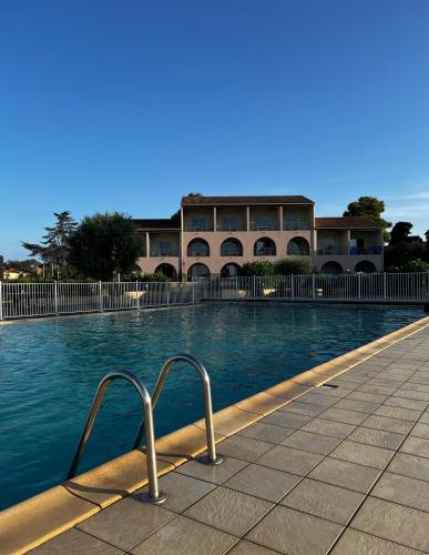 une piscine avec un bâtiment en arrière-plan dans l'établissement Appartement 2 pièces bord de mer, à Linguizzetta