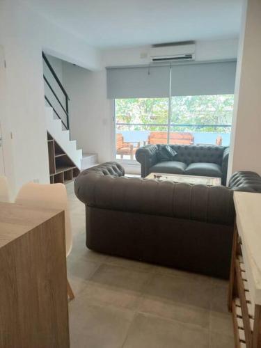 un salon avec un canapé et un escalier dans l'établissement Excelente depto muy luminoso, à Buenos Aires