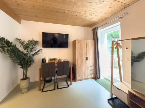 un ufficio con scrivania e finestra di Ruhige Apartments mit guter Bahnanbindung und Küchennutzung a Rösrath