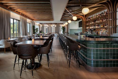 Un restaurante o sitio para comer en Ada Hotel