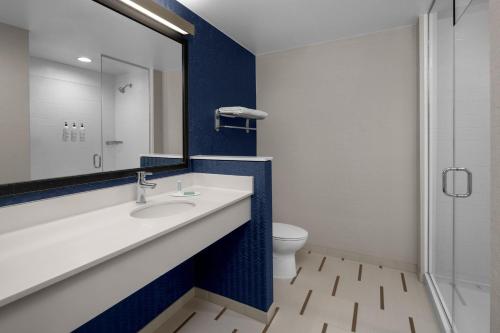 Koupelna v ubytování Fairfield Inn & Suites by Marriott Tustin Orange County