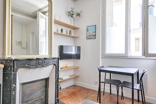 - un salon avec un miroir, une table et des chaises dans l'établissement Liège - Saint-Lazare, Best location very central, à Paris