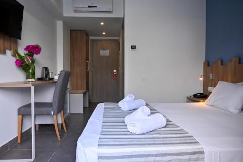 Ένα ή περισσότερα κρεβάτια σε δωμάτιο στο Pollis Hotel