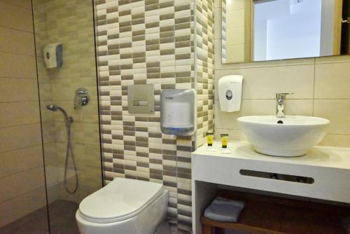 Ένα μπάνιο στο Pollis Hotel