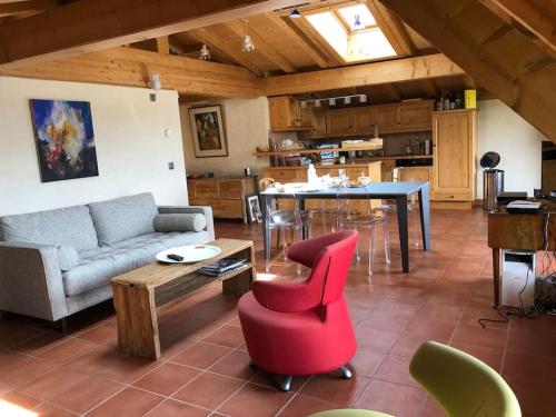 un salon avec un canapé et une table dans l'établissement Appartement de standing en Savoie, à Notre-Dame-de-Bellecombe