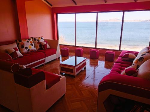 Llachonにある"Casa de Valentin"のソファ付きのリビングルームが備わり、海の景色を望めます。
