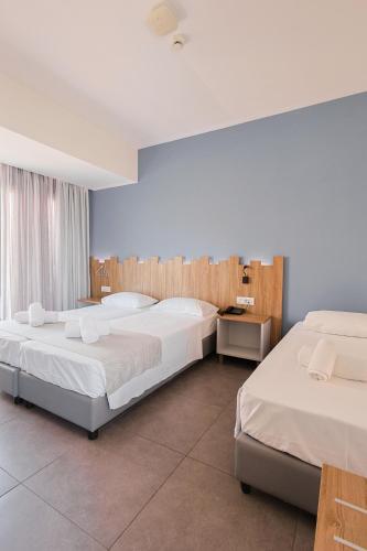 Ένα ή περισσότερα κρεβάτια σε δωμάτιο στο Pollis Hotel