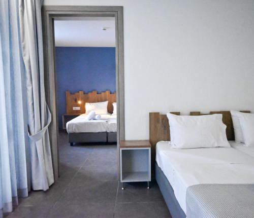 Ένα ή περισσότερα κρεβάτια σε δωμάτιο στο Pollis Hotel