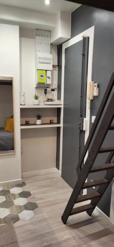 un escalier dans une pièce avec une cuisine et une cuisine dans l'établissement Chambre à Paris avec ASCENSEUR !, à Paris