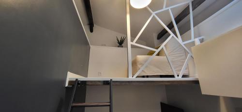 Cette chambre dispose d'un escalier et d'un lit. dans l'établissement Chambre à Paris avec ASCENSEUR !, à Paris