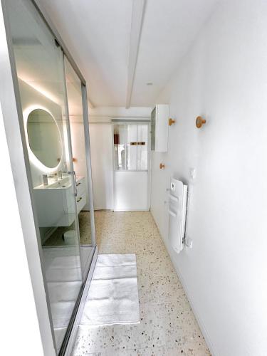 a bathroom with a mirror and a sink at Au Bon Accueil - Appartement vue mer - Hyper centre - Avec Home-Cinéma in Carantec
