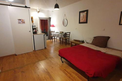 une chambre avec un lit et une table et une cuisine dans l'établissement Le Studio des Voyageurs, à 2 pas de la Gare, à Carcassonne
