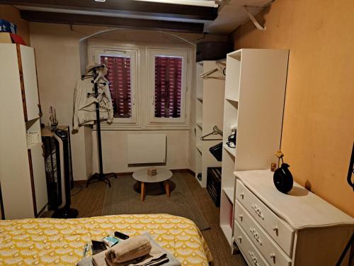 une chambre avec un lit et une fenêtre dans l'établissement Appartement loverchy, à Annecy