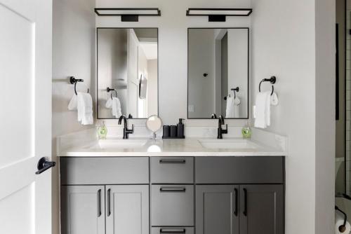 un baño con dos lavabos y dos espejos en 4BR Mountain Escape Family Friendly Sleeps 8, en Winter Park