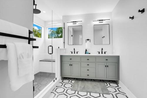 Et badeværelse på Luxury Villa Near Disney I Fully Renovated