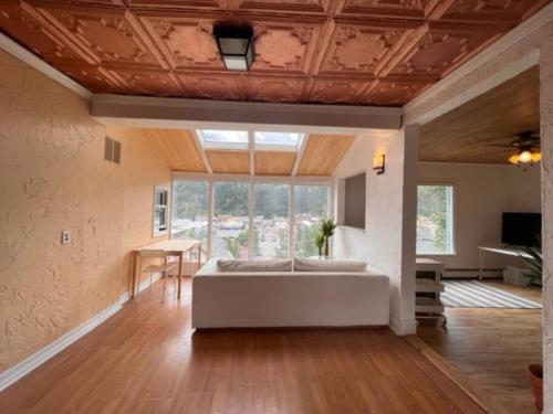 un ampio soggiorno con un divano e un tavolo di 3 Bedroom - Awesome Views, Light, Deck a Idaho Springs