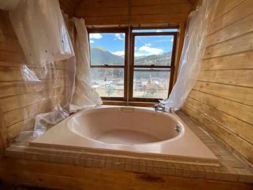 una grande vasca da bagno in una stanza con finestra di 3 Bedroom - Awesome Views, Light, Deck a Idaho Springs