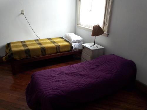 布宜诺斯艾利斯Edificio historico的一间带两张床的卧室,位于带窗户的房间内