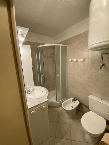 une salle de bain avec toilettes, lavabo et douche dans l'établissement Residence Les Jardins de la Mer, au Golfe-Juan