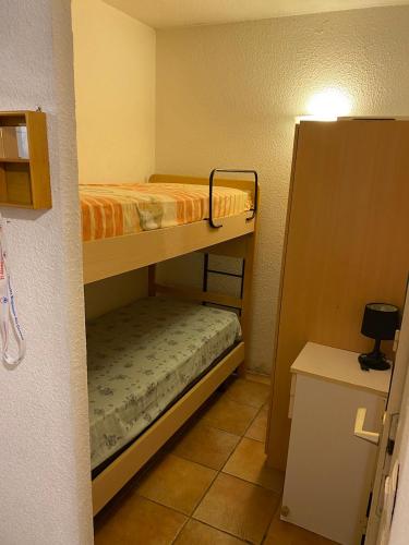 une petite pièce avec deux lits superposés dans l'établissement Residence Les Jardins de la Mer, au Golfe-Juan