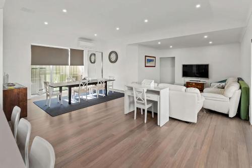 Una sala de estar con un sofá y un comedor. en Vasse Manor, en Vasse