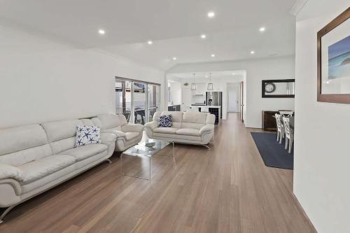 sala de estar con muebles blancos y comedor en Vasse Manor, en Vasse