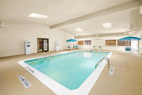 a large swimming pool in a large building at Best Western Maple City Inn in Hornell