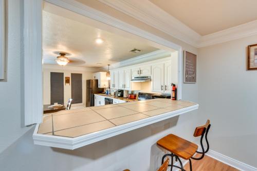 Dapur atau dapur kecil di Group-Friendly Louisana Hideaway Hunt and Fish!