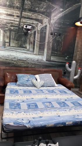 une chambre avec un lit avec une couette bleue dans l'établissement Cocon love port de l estaque, à Marseille