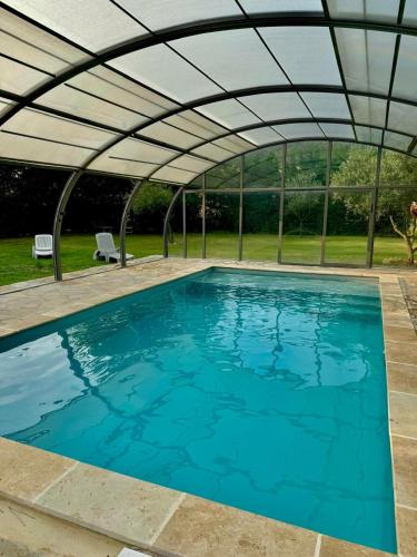 - une piscine à débordement avec un auvent dans l'établissement L'art des choix, à Salavas