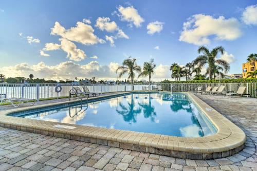 Πισίνα στο ή κοντά στο 4th-Floor Waterfront Condo on Treasure Island!