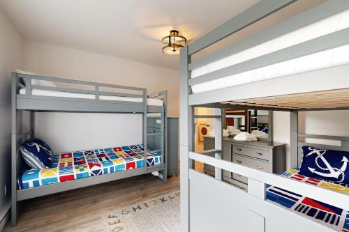 Dos literas en una habitación con dormitorio. en Sunset Sanctuary, en Boothbay Harbor