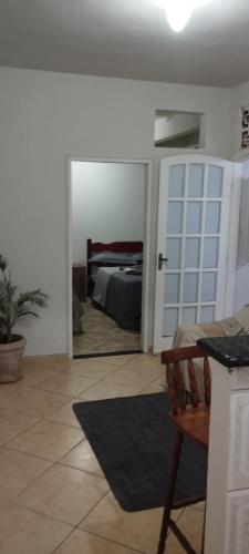 una camera con letto e porta con specchio di Sea Like 2 - Casa para temporada ad Arraial do Cabo