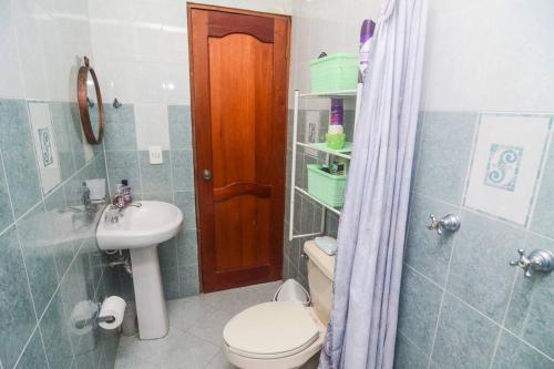 a bathroom with a toilet and a sink and a shower at Casa con alberca y amplio espacio para tu familia in Playa del Carmen