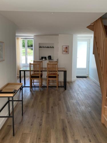 un salon avec une table et des chaises dans l'établissement Maison 4-8 personnes, jardin, Sainte Mère Eglise, à Sainte-Mère-Église