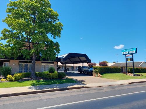 a street sign on the side of a road at All Seasons Motor Lodge in Dubbo
