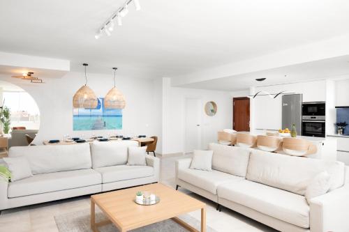 Η κουζίνα ή μικρή κουζίνα στο Stunning Marina Seaview Penthouse - Puerto Deportivo