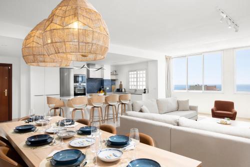 Η κουζίνα ή μικρή κουζίνα στο Stunning Marina Seaview Penthouse - Puerto Deportivo