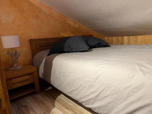 Postel nebo postele na pokoji v ubytování Appartement cosy proche Châtel Portes du soleil - linge inclus