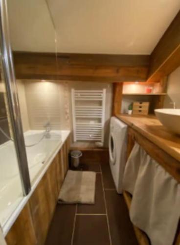 une salle de bain avec une baignoire, des toilettes et un lavabo dans l'établissement Appartement cosy proche Châtel Portes du soleil - linge inclus, à Abondance