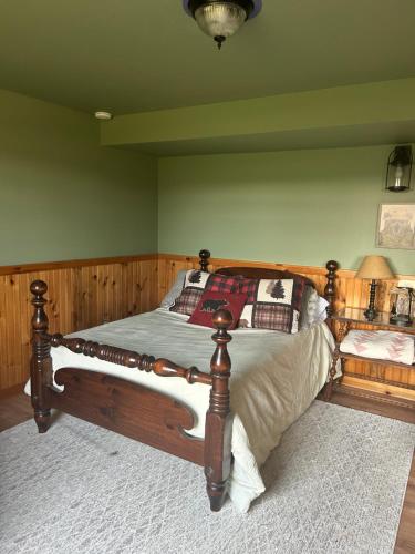 Ένα ή περισσότερα κρεβάτια σε δωμάτιο στο Collins Pond and Lodge